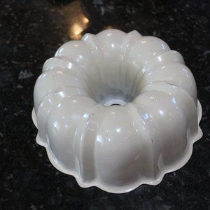 ALUMINUM BUNDT CAKE PAN (152)